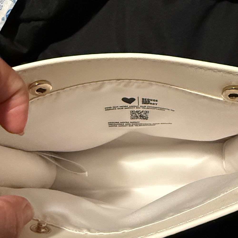 YSL Beauté‎ White Cosmetic Pouch – Elegant & Chic! - Picture 5 of 5